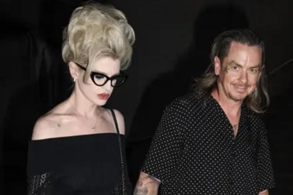 Kelly Osbourne dan Sid Wilson di London pada tanggal 3 Juli 2025. (FOTO: BACKGRID) 