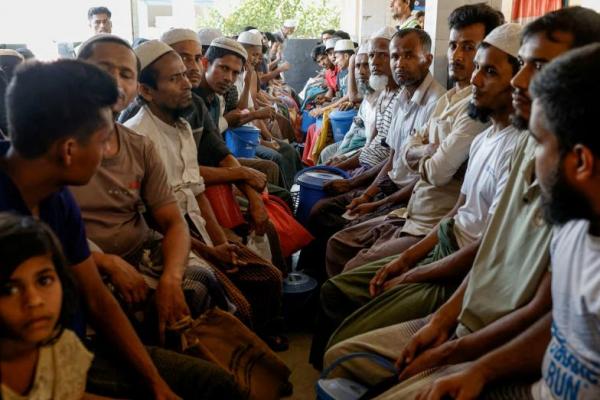 Pengungsi Rohingya menunggu di pusat distribusi Program Pangan Dunia untuk membeli bahan makanan, di kamp pengungsi di Coxs Bazar, Bangladesh, 15 Maret 2025. REUTERS 