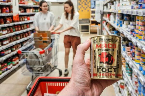 Sebuah tangan memegang sekaleng semur daging sapi produksi Glavprodukt di supermarket, dalam ilustrasi yang diambil pada 8 Juli 2025. REUTERS 