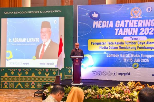 Ketua Badan Sosialisasi MPR, Ir. Abraham Liyanto Liyanto ketika membuka Media Gathering MPR RI Tahun 2025 di Aruna Senggigi, Lombok Barat, Nusa Tenggara Barat, Jumat malam (Foto: Humas MPR) 