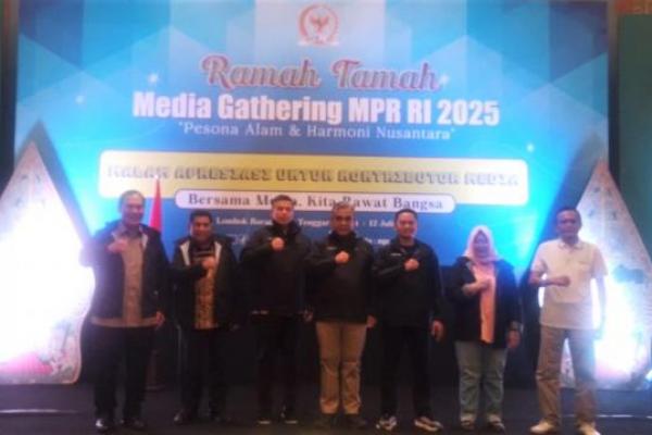 Ketua MPR RI Ahmad Muzani (tengah). Foto: kwp 