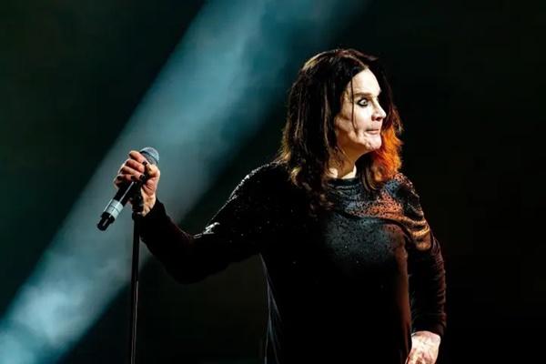 Ozzy Osbourne selama pertunjukan terakhirnya dengan Black Sabbath pada tanggal 5 Juli. (FOTO: GREG DRAVEN/X) 