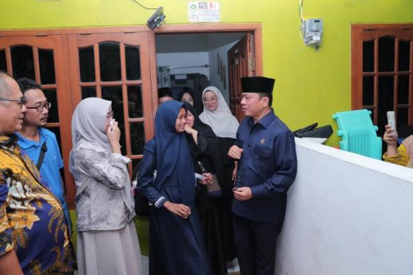 Mendes PDT Yandri Susanto saat menjemput anak yatim piatu di Kampung Bedahan, Pabuaran, Bogor (Foto: Humas Kemendes PDT) 