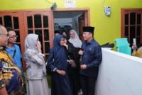 Mendes PDT Yandri Susanto saat menjemput anak yatim piatu di Kampung Bedahan, Pabuaran, Bogor (Foto: Humas Kemendes PDT)