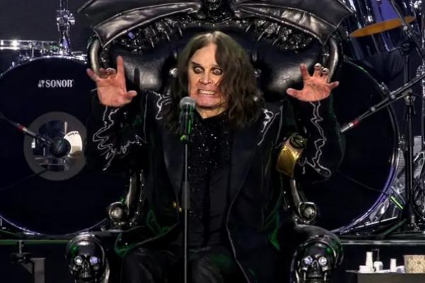 Ozzy Osbourne selama pertunjukan terakhirnya dengan Black Sabbath pada tanggal 5 Juli. (FOTO: GREG DRAVEN/X) 