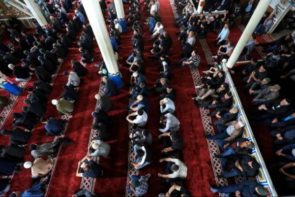 Jemaah menghadiri salat berjamaah pada hari pertama hari raya Muslim Kurban Bayram, yang juga dikenal sebagai Idul Adha, di sebuah masjid kayu di desa Ghorjomi, Georgia, 6 Juni 2025. REUTERS 