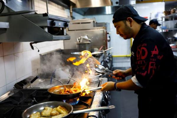 Chef Khimraj Nepali menyiapkan hidangan menggunakan resep dari Koki AI, di Restoran Trove di Dubai, Uni Emirat Arab, 8 Juli 2025. REUTERS 