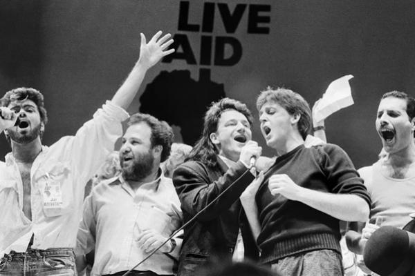 Dari kiri: George Michael, Harvey Goldsmith, Bono, Paul McCartney dan Freddie Mercury tampil di Live Aid pada tahun 1985. (FOTO: GETTY IMAGE) 