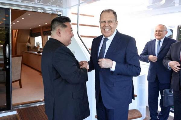 Pemimpin Korea Utara Kim Jong Un berjabat tangan dengan Menteri Luar Negeri Rusia Sergei Lavrov dalam sebuah pertemuan di Wonsan, Korea Utara, 12 Juli 2025. Handout via REUTERS 
