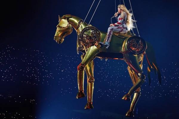 Insiden Mobil Tergantung di Atas Panggung Cowboy Carter, Beyonce Kini Menunggangi Kuda Emas