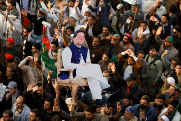 Pendukung partai mantan Perdana Menteri Pakistan Imran Khan, Pakistan Tehreek-e-Insaf membawa potongan gambar dirinya saat demonstrasi di Swabi, Pakistan, 8 Februari 2025. REUTERS 