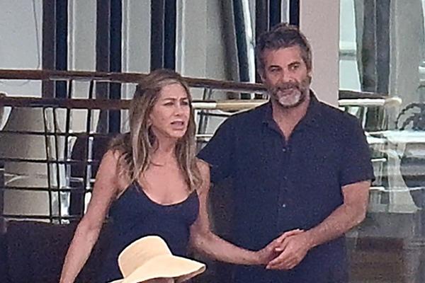 Jennifer Aniston Terpikat oleh Seorang Ahli Hipnotis Tampan Jim Curtis. (FOTO: SPLASH NEWS) 