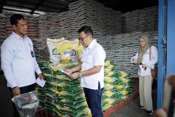 Kepala Badan Pangan Nasional/National Food Agency (NFA)  Arief Prasetyo Adi saat berkunjung di Gudang Bulog Ngabean, Sukoharjo, Jawa Tengah pada Minggu (13/7/2025). (foto: NFA) 