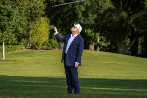Presiden AS Donald Trump memberi isyarat kepada bendera AS yang berkibar di tiang bendera baru, Gedung Putih di Washington, AS, 6 Juli 2025. REUTERS 