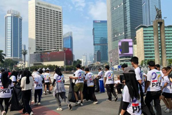Para kader Partai Kebangkitan Bangsa (PKB) dalam kegiatan bakti sosial pungut sampah di kawasan Car Free Day (CFD) (Foto: Ist) 