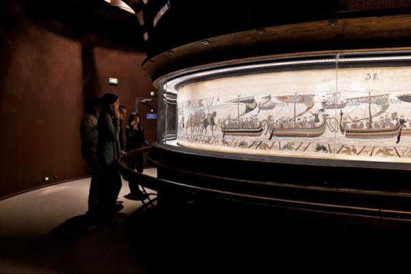 Pengunjung melihat Permadani Bayeux dalam foto selebaran tanpa tanggal yang diambil di Museum Bayeux di Bayeux, Normandia, Prancis. British Museum via REUTERS 