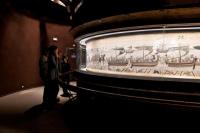 Pengunjung melihat Permadani Bayeux dalam foto selebaran tanpa tanggal yang diambil di Museum Bayeux di Bayeux, Normandia, Prancis. British Museum via REUTERS