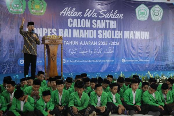 Mendes PDT Yandri Susanto saat menghadiri penyambutan Santri Pondok Pesantren Bai Mahdi Sholeh Mamun tahun ajaran 2025-2026 (Foto: Humas Kemendes PDT) 