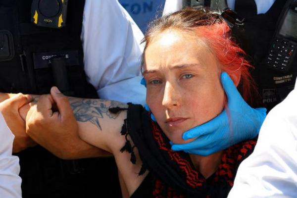 Petugas polisi menahan seorang pengunjuk rasa dalam demonstrasi yang menuntut pencabutan larangan kelompok Aksi Palestina, di Parliament Square, London, Inggris, 12 Juli 2025. REUTERS 
