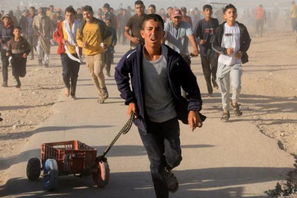 Warga Palestina berjalan untuk mengumpulkan pasokan bantuan dari Yayasan Kemanusiaan Gaza yang didukung AS, di Khan Younis, di Jalur Gaza selatan, 29 Mei 2025. REUTERS 