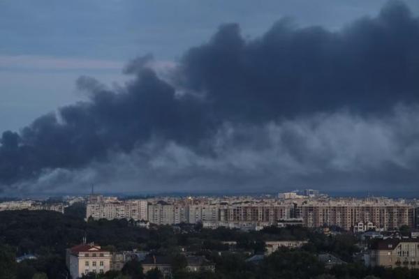 Asap terlihat di kota setelah serangan pesawat nirawak dan rudal Rusia, di tengah serangan Rusia terhadap Ukraina, di Lviv, Ukraina, 12 Juli 2025. REUTERS 