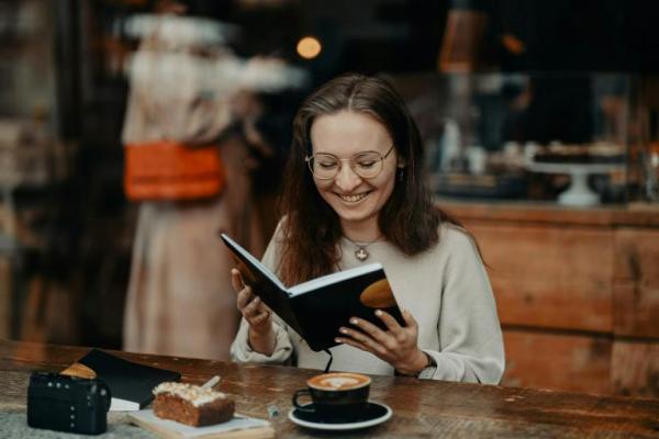 Ilustrasi zodiak yang suka bernostalgia (Foto: Unsplash/Finde Zukunft) 