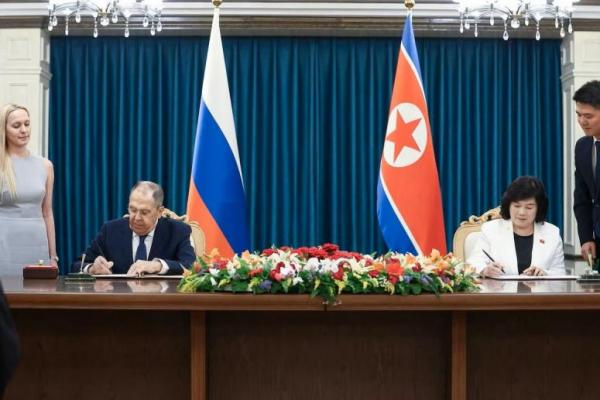 Menteri Luar Negeri Rusia Sergei Lavrov dan Menteri Luar Negeri Korea Utara Choe Son Hui saat upacara penandatanganan di Wonsan, Korea Utara, 12 Juli 2025. Handout via REUTERS 