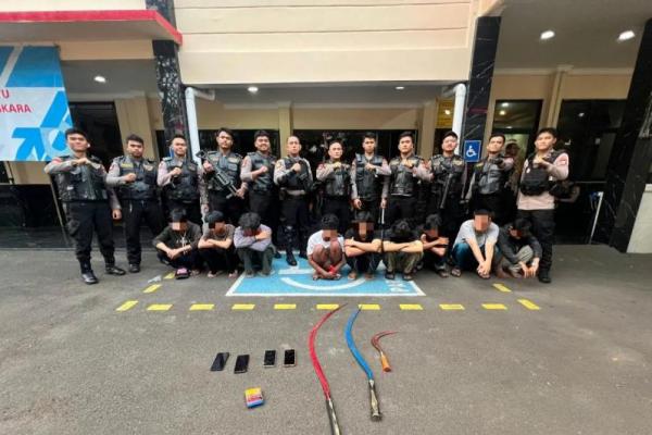 9 remaja yang melakukan tawuran di Jalan Kramat Raya Senen, Jakarta Pursat (Foto: Polres Jakpus) 
