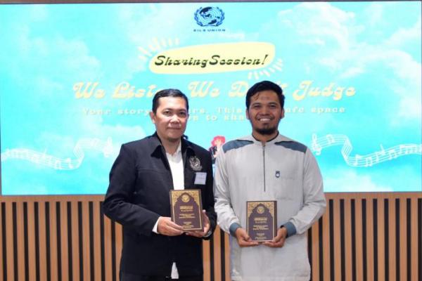 Penyerahan wakaf Alquran secara simbolis dari EILS Union. Foto: dok. katakini 