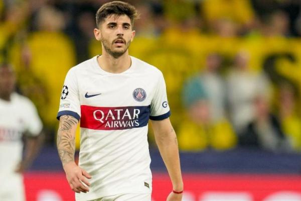 Bek tengah Paris Saint-Germain, Lucas Beraldo (Foto: Vivagoal) 