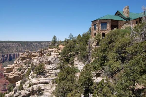 Foto tanpa tanggal yang disediakan oleh Dinas Taman Nasional AS ini menunjukkan Grand Canyon Lodge di tepi utara Grand Canyon. (FOTO: AP) 