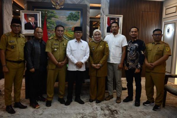 Mendes PDT Yandri Susanto saat menerima audiensi audiensi Pemerintah Desa (Pemdes) Sukaharja dan Sukamulya Kecamatan Sukamakmur, Kabupaten Bogor (Foto: Humas Kemendes PDT) 