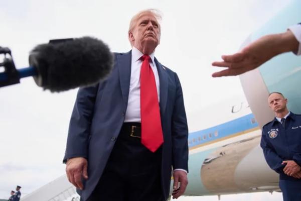 Presiden AS Donald Trump berbicara kepada media pada 13 Juli 2025 di Pangkalan Gabungan Andrews dalam perjalanan menuju Washington, DC, Amerika Serikat. (FOTO: AP) 