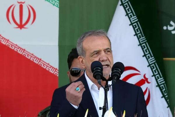 Presiden Masoud Pezeshkian mengatakan Israel mencoba membunuhnya - bukan Amerika Serikat. (FOTO: EPA) 