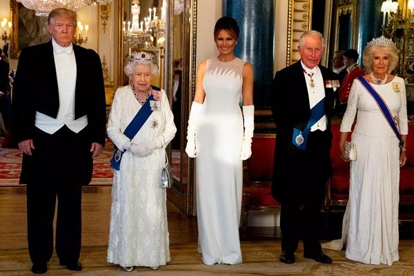Donald Trump, Ratu Elizabeth, Melania Trump, Pangeran Charles saat itu, dan calon Ratu Camilla sebelum jamuan kenegaraan di Istana Buckingham pada 3 Juni 2019. (FOTO: AFP) 