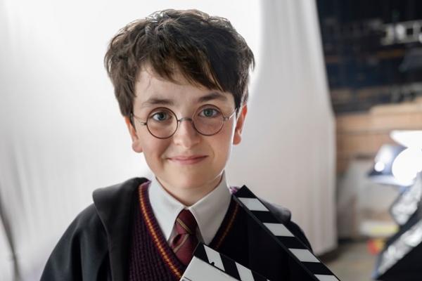 Dominic McLaughlin yang menggemaskan sebagai Harry Potter di serial terbaru HBO. (FOTO: MAX/HBO) 