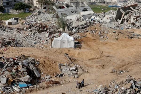 Drone Israel menewaskan sedikitnya 12 orang dalam serangan di pasar makanan Kota Gaza, termasuk ahli bedah terkemuka. (FOTO: AL JAZEERA) 