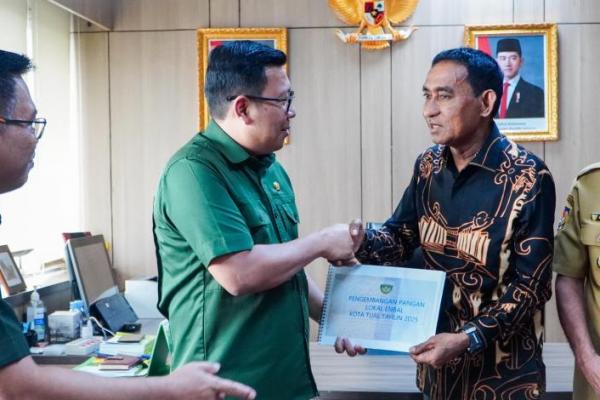 Kepala Badan Pangan Nasional/National Food Agency (NFA)  Arief Prasetyo Adi mendukung pengembangan Embal, pangan lokal dari Tual. (foto:NFA) 