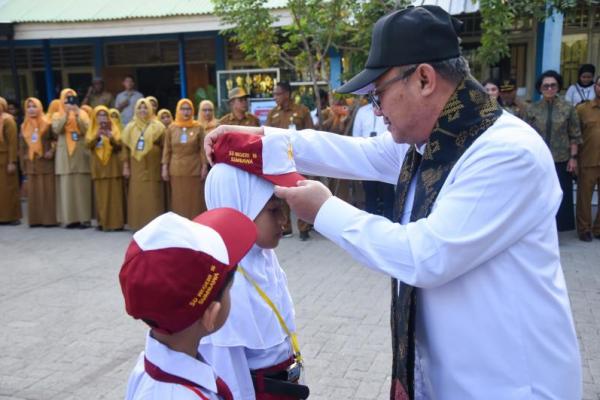 Mendikdasmen Abdul Mu`ti meninjau pelaksanaan Masa Pengenalan Lingkungan Satuan Pendidikan (MPLS) Ramah di Kabupaten Sumbawa, Nusa Tenggara Barat (Foto: Ist/Humas Kemendikdasmen) 