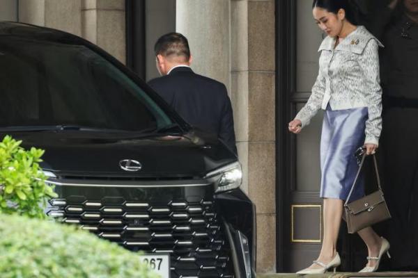 Paetongtarn Shinawatra meninggalkan Gedung Pemerintah setelah Mahkamah Konstitusi Thailand menskorsnya dari jabatan perdana menteri sambil menunggu kasus pemecatannya, di Bangkok, Thailand, 3 Juli 2025. REUTERS 