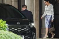 Paetongtarn Shinawatra meninggalkan Gedung Pemerintah setelah Mahkamah Konstitusi Thailand menskorsnya dari jabatan perdana menteri sambil menunggu kasus pemecatannya, di Bangkok, Thailand, 3 Juli 2025. REUTERS