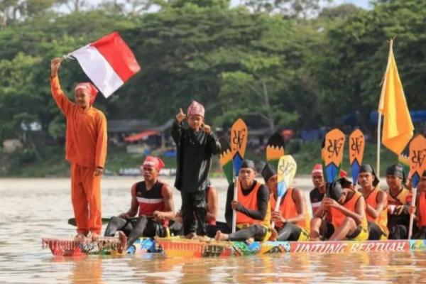 Pacu Jalur yang viral di media sosial internasional dengan tren aura farming (Pemprov Riau via ANTARA) 
