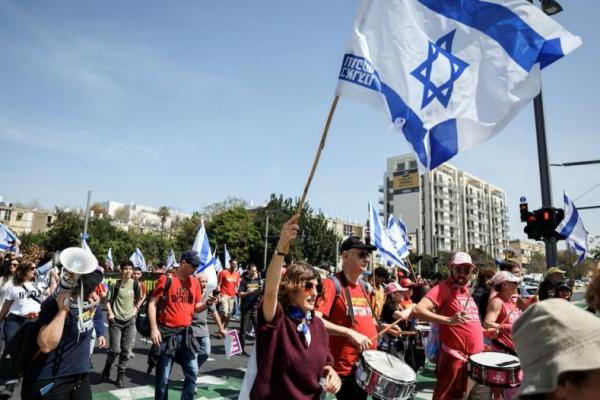 Masyarakat berunjuk rasa menentang pemecatan Jaksa Agung Gali Baharav Miara dan kepala badan keamanan, Ronen Bar, di Tel Aviv, Israel, 26 Maret 2025. REUTERS 