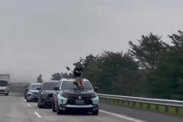 Seorang pria berjoget `aura farming` di jalan tol Lampung viral di media sosial (Foto: Tangkapan layar)  