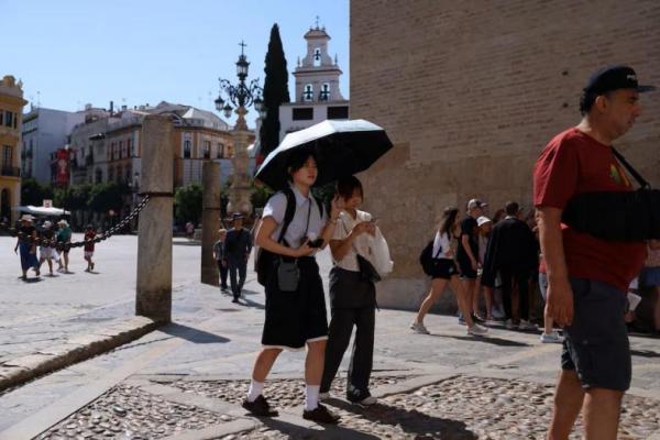 Orang-orang berjalan saat gelombang panas, di Sevilla, Spanyol, 2 Juli 2025. REUTERS 
