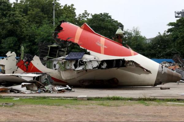Bongkahan pesawat Boeing 787-8 Dreamliner Air India tergeletak di tanah terbuka, di luar Bandara Internasional Sardar Vallabhbhai Patel, di Ahmedabad, India, 12 Juli 2025. REUTERS 
