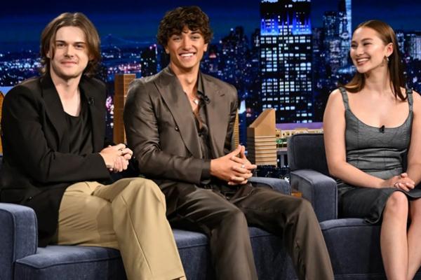Christopher Briney, Gavin Casalegno, Lola Tung di The Tonight Show yang dipandu Jimmy Fallon, Selasa (15/7/2025). (FOTO: NBC) 