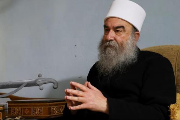 Pemimpin Druze Suriah, Sheikh Hikmat al-Hajri, menghadiri wawancara dengan Reuters di Sweida, Suriah, 20 Februari 2025. REUTERS 