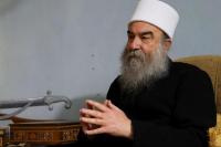 Pemimpin Druze Suriah, Sheikh Hikmat al-Hajri, menghadiri wawancara dengan Reuters di Sweida, Suriah, 20 Februari 2025. REUTERS