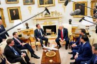 Presiden AS Donald Trump, diapit oleh Wakil Presiden JD Vance, Menteri Luar Negeri Marco Rubio, dan Menteri Pertahanan Pete Hegseth, bertemu dengan Sekretaris Jenderal NATO Mark Rutte, di Ruang Oval Gedung Putih di Washington, AS, 14 Juli 2025. REUTERS
